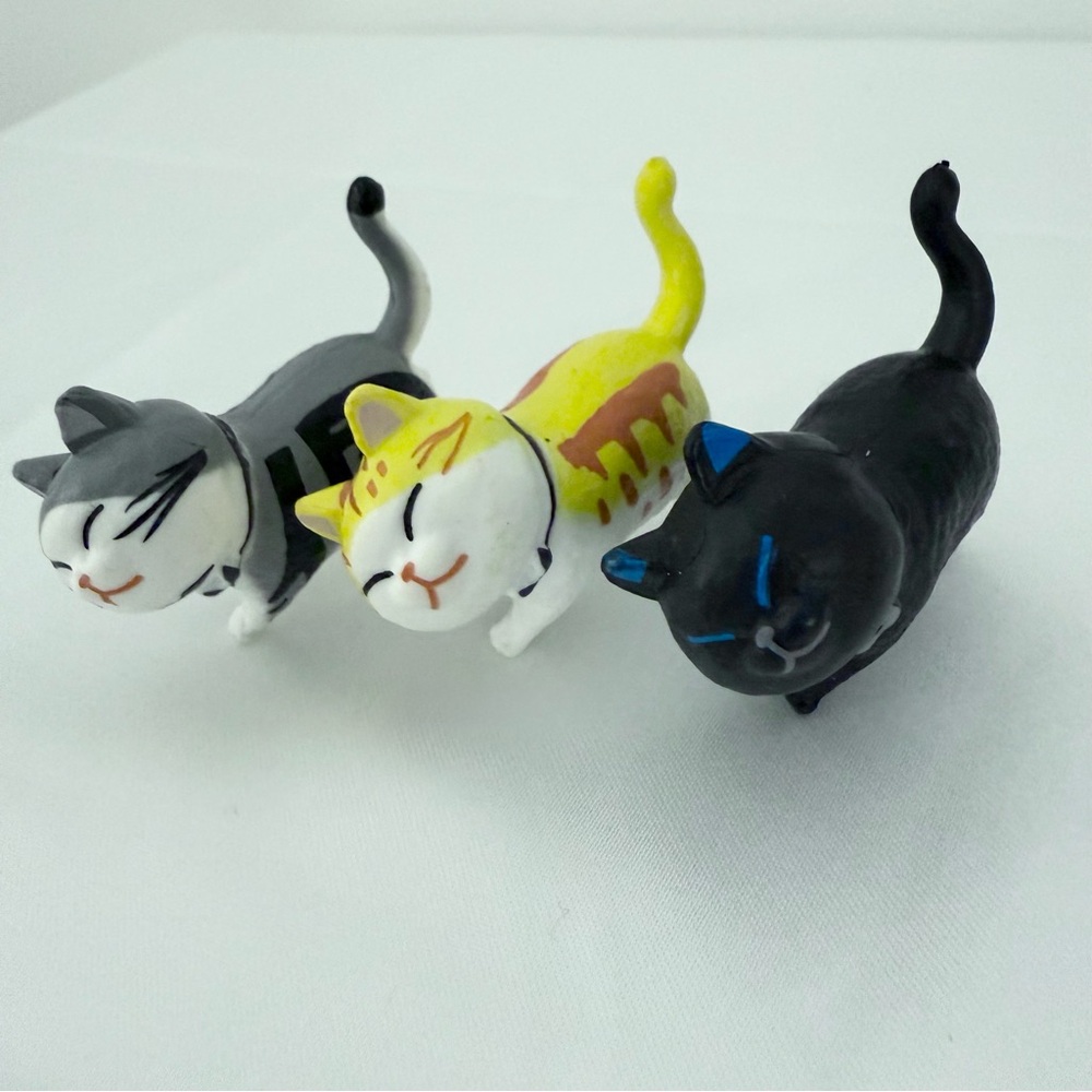 Collectible Traditional Delicate Painted Resin Cat Figurine Trio